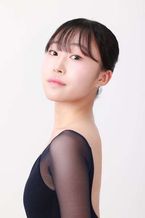 バレエのポーズを取る女性