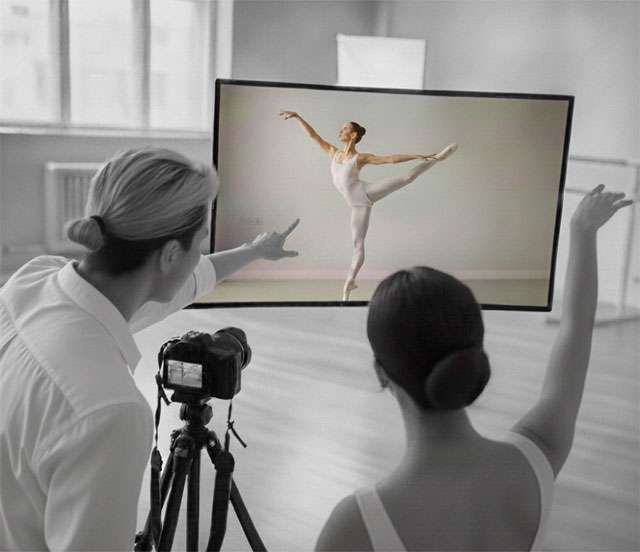 バレリーナの写真をみながらポーズアドバイス