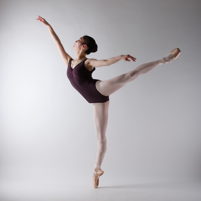 バレリーナナのバレエオーディション写真のダイナミックなアラベスク