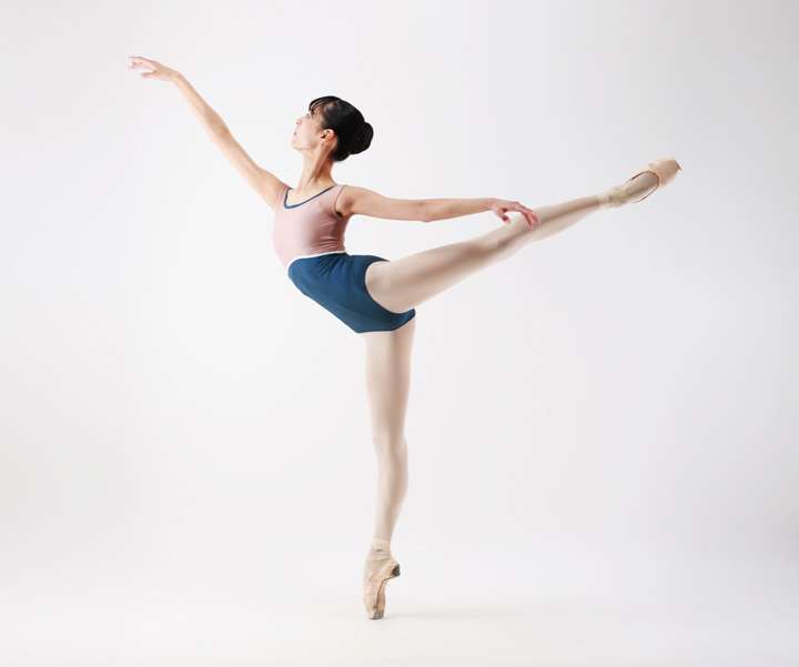 バレリーナの優雅なポーズ