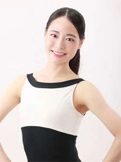 シンプルなモノクロの服装