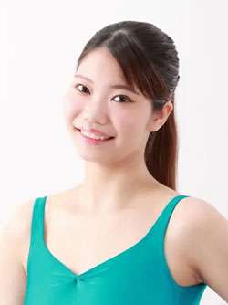 緑のトップを着た女性