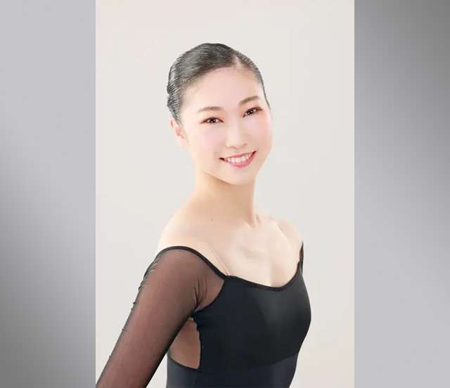 デコルテの美しさと笑顔の両立