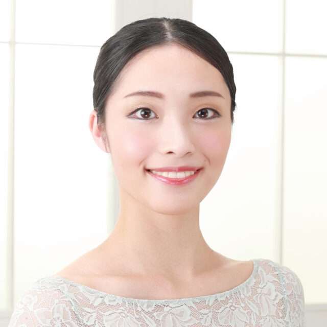 白いレースのトップスを着た女性