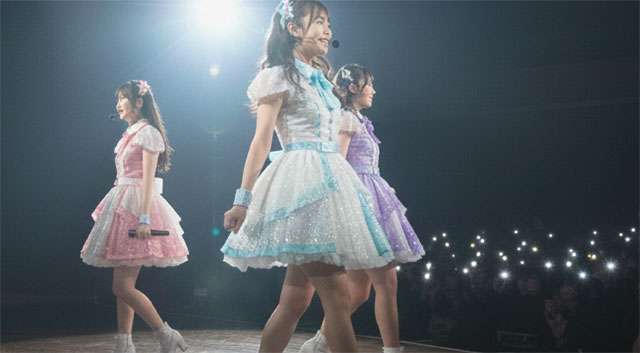 アイドルのパフォーマンス中の姿